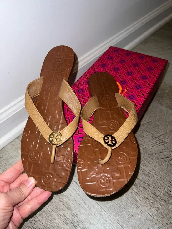Tory Burch Tan Thora Thumbled Leather Thong Sandals with Metal Logo and Dustbag - Picture 2 of 10